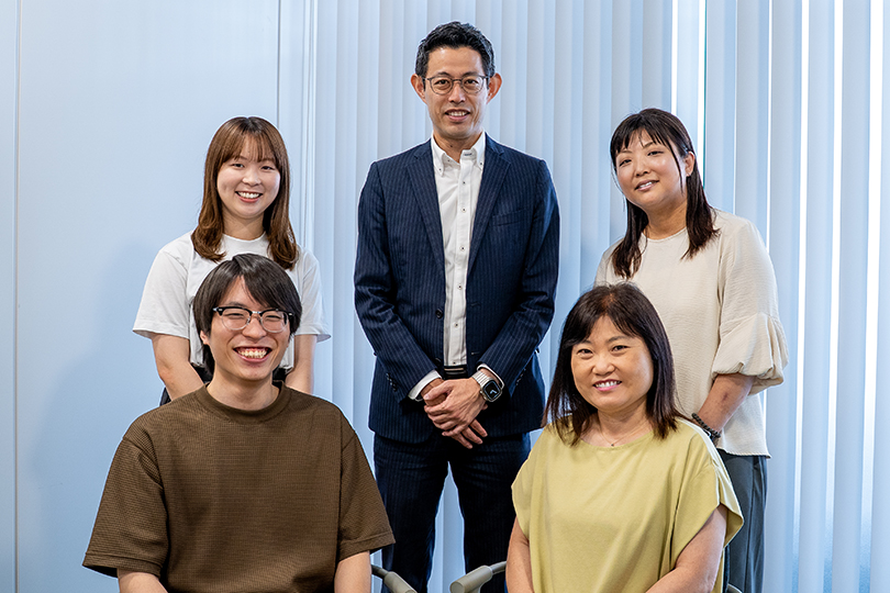 5名の社員による座談会の写真 1