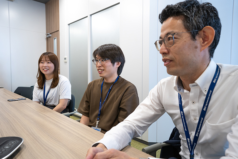 5名の社員による座談会の写真 3